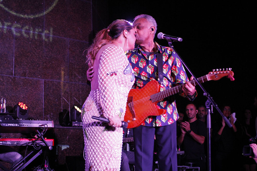 Preta e Gilberto Gil cantam aos pés do Cristo Redentor