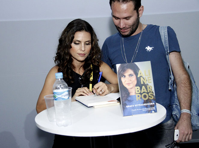 Aline Barros autografa livros na Bienal do Rio