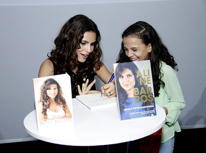 Aline Barros autografa livros na Bienal do Rio