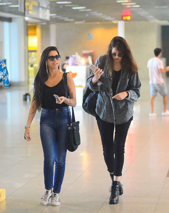 Agatha Moreira aposta em look confortável em aeroporto