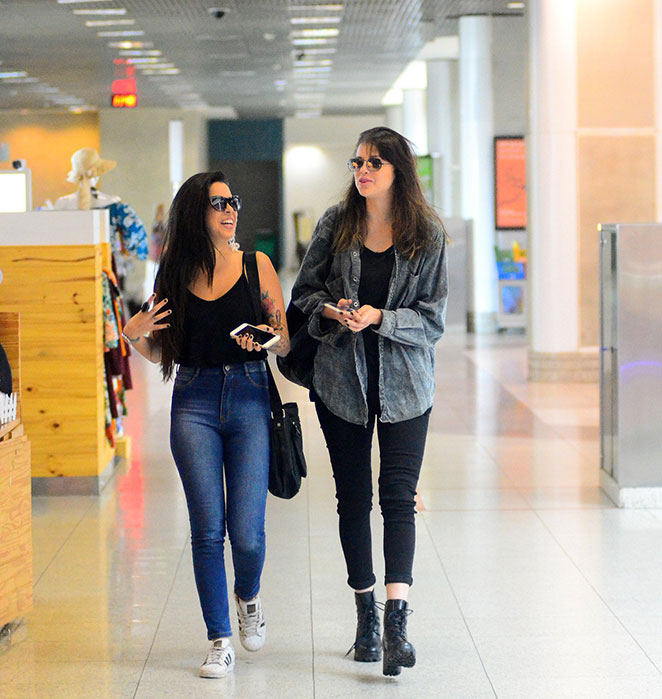 Agatha Moreira aposta em look confortável em aeroporto