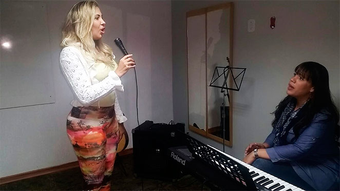 Ângela Bismarchi investe em carreira como cantora gospel