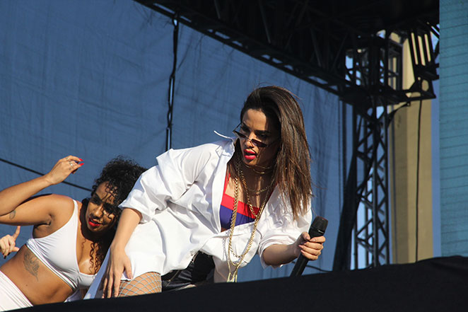 Anitta vai até o chão em show na Apoteose, no Rio de Janeiro