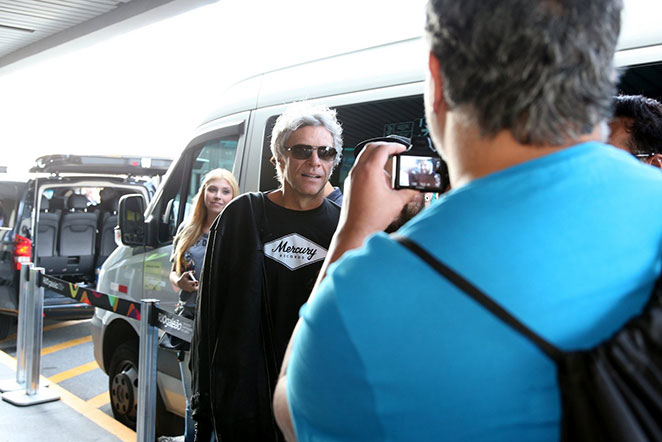 Bon Jovi chega ao Brasil e posa com fãs em aeroporto