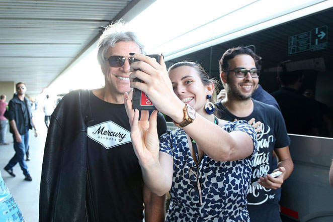 Bon Jovi chega ao Brasil e posa com fãs em aeroporto