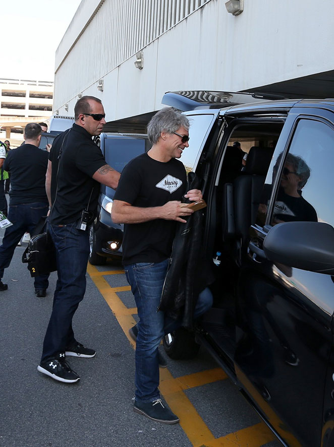 Bon Jovi chega ao Brasil e posa com fãs em aeroporto