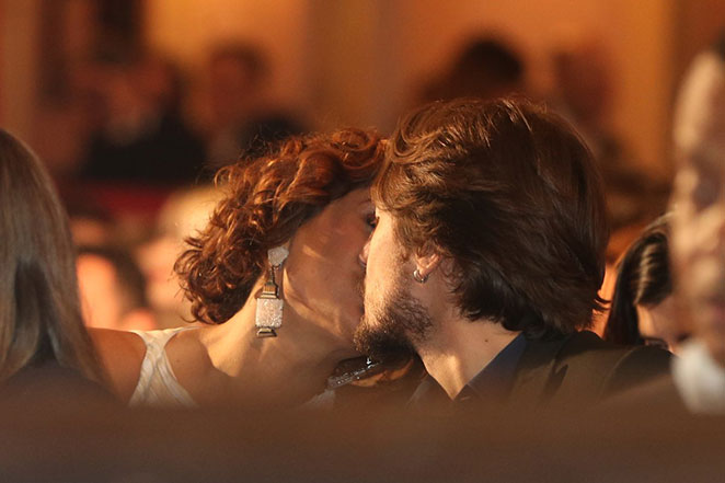 Camila Pitanga e o marido trocam beijos em plateia de prêmio
