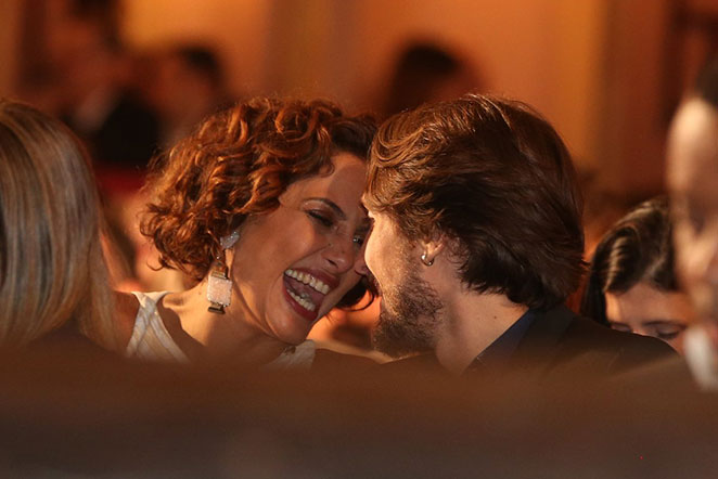 Camila Pitanga e o marido trocam beijos em plateia de prêmio