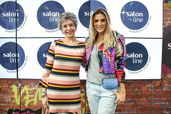 Cheia de estilo, Rafa Brites curte evento com a sogra