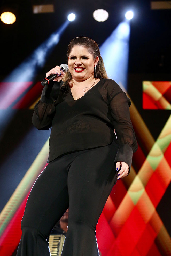 Com look preto, Marília Mendonça é pura simpatia em festival 