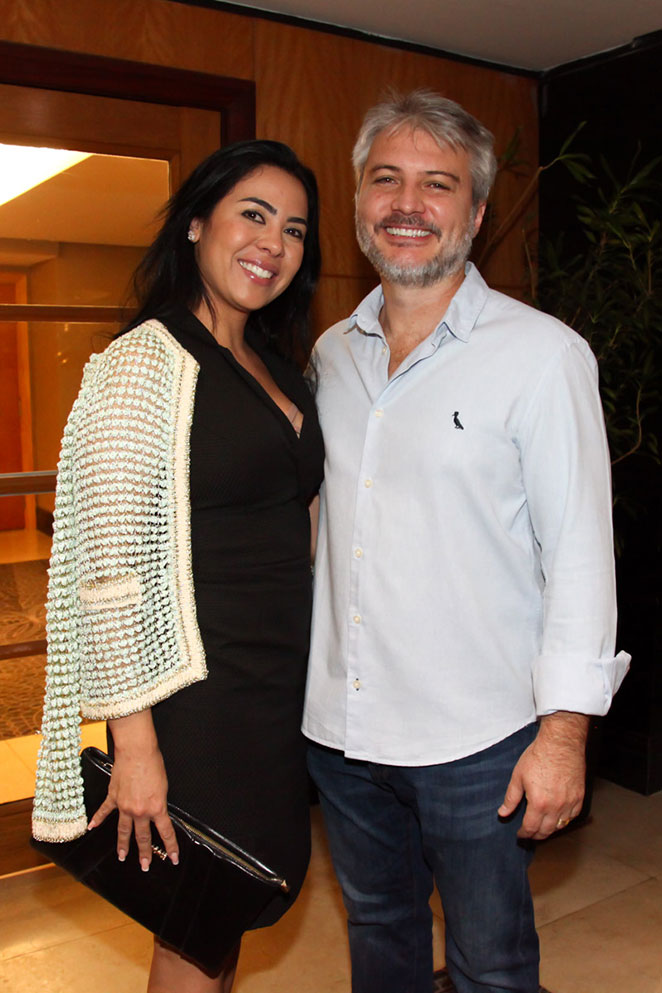 Com o marido, Mariana Godoy confere estreia de peça