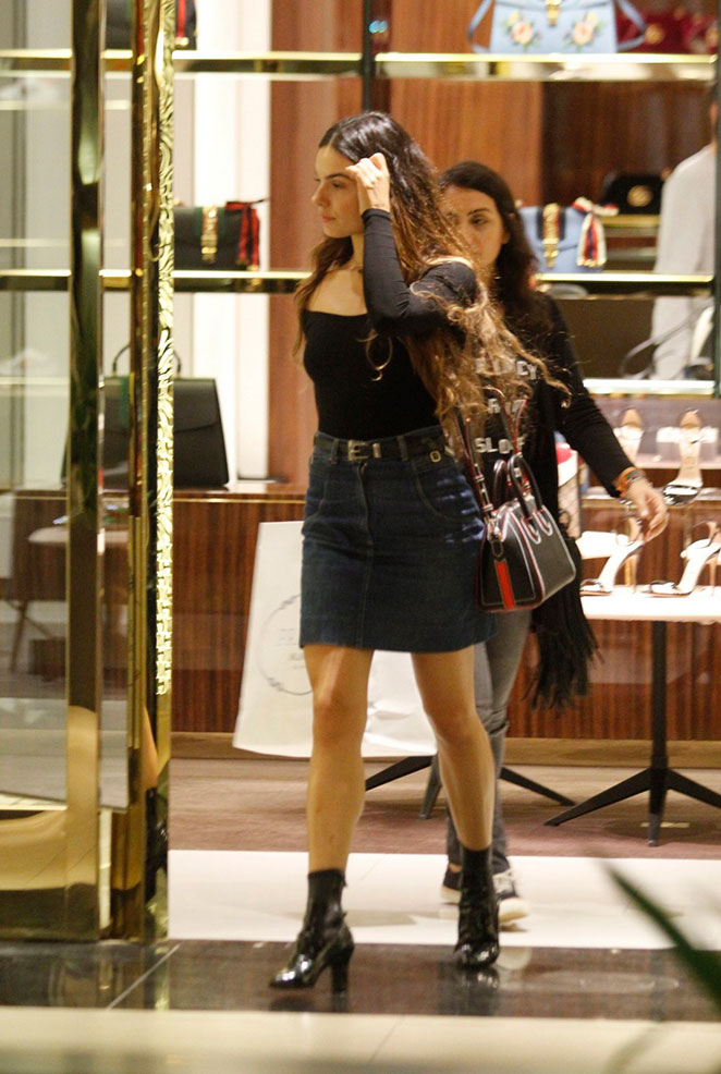 De saia curta, Isis Valverde esbanja beleza em shopping