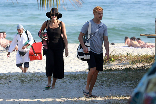 Debora Nascimento e José Loreto curtem mar e sol na Barra