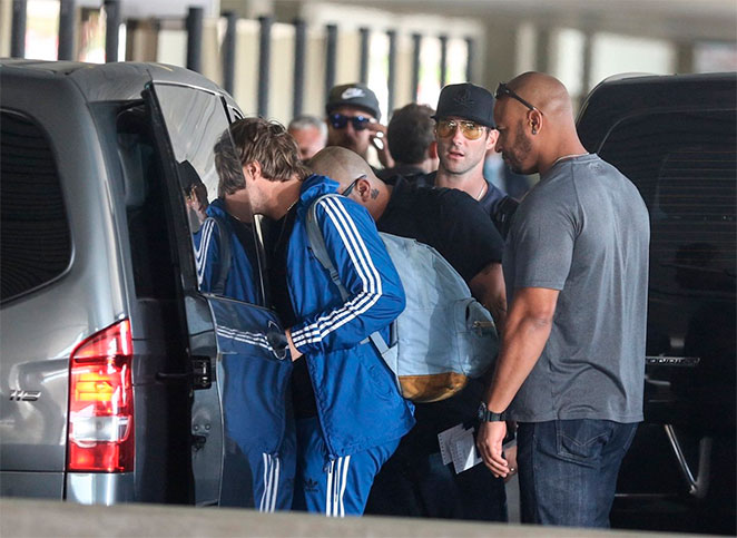 Esbanjando estilo, Adam Levine desembarca no Rio de Janeiro