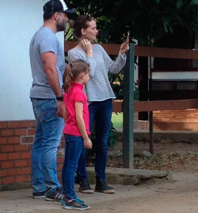 Fernanda Rodrigues e família curtem passeio a cavalo