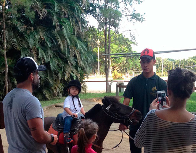 Fernanda Rodrigues e família curtem passeio a cavalo