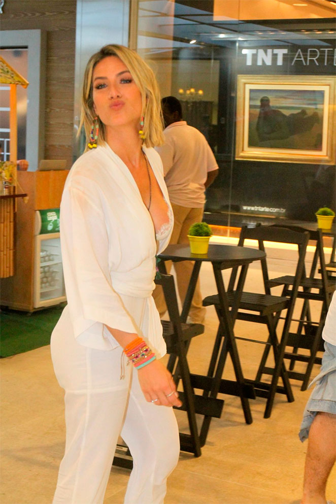 Giovanna Ewbank é pura simpatia durante passeio por shopping