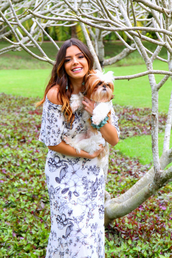 Giovanna Lancellotti posa com a cachorrinha em ensaio