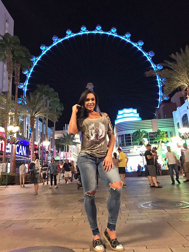 Gracyanne Barbosa visita roda gigante em Vegas