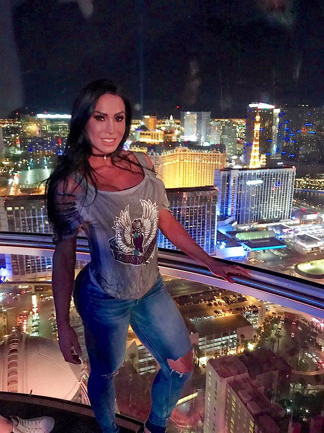 Gracyanne Barbosa visita roda gigante em Vegas