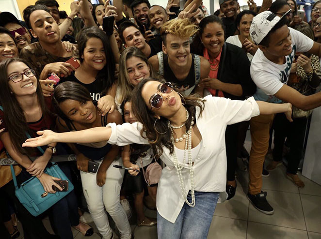 Anitta causa tumulto ao lançar clipe em Belo Horizonte
