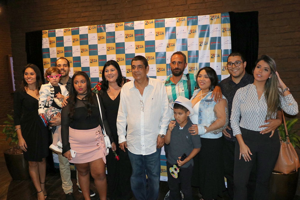 Zeca Pagodinho recebe família e amigos em estreia