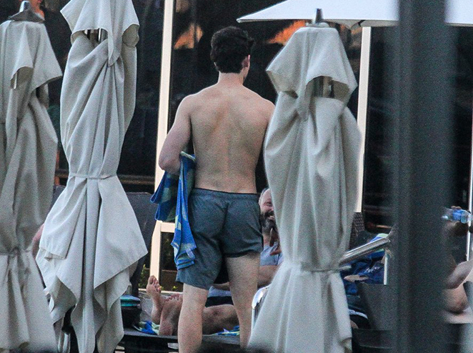 Shawn Mendes curte calor carioca em piscina de hotel