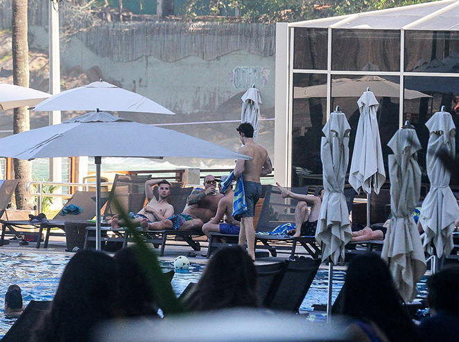 Shawn Mendes curte calor carioca em piscina de hotel