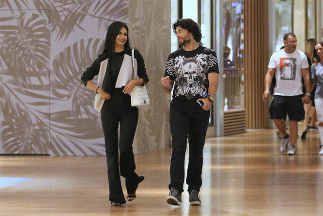 Jesus Luz e Carol Ramiro curtem passeio em shopping