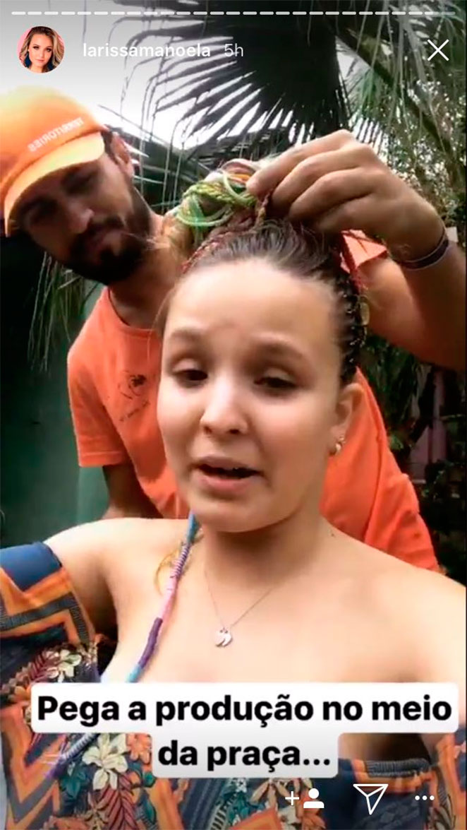 Larissa Manoela leva cabeleireiro para viagem de formatura