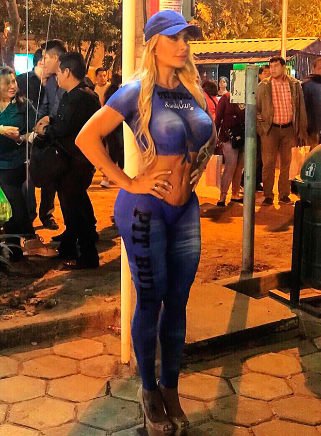 Luciane Hoepers causa em evento de moda na Bolívia