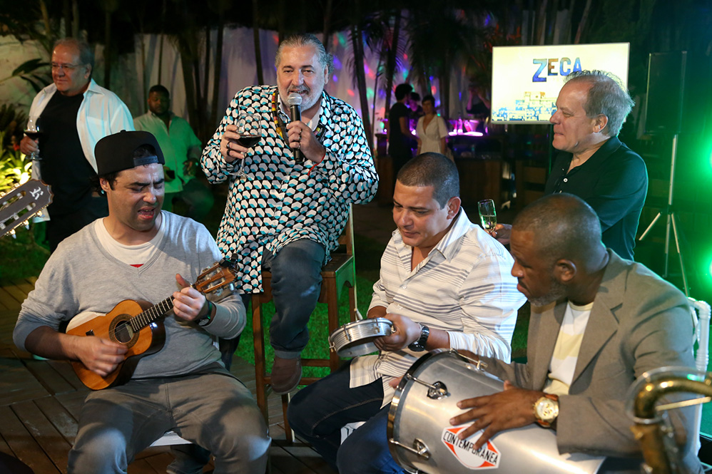 Zeca Pagodinho recebe amigos no lançamento do seu musical