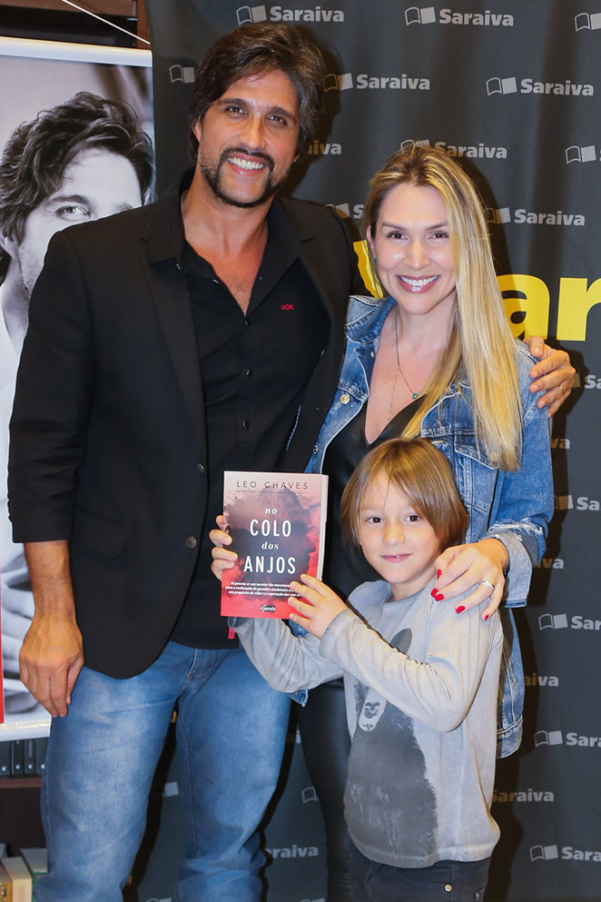 Na presença da mulher, Leo Chaves lança livro em São Paulo