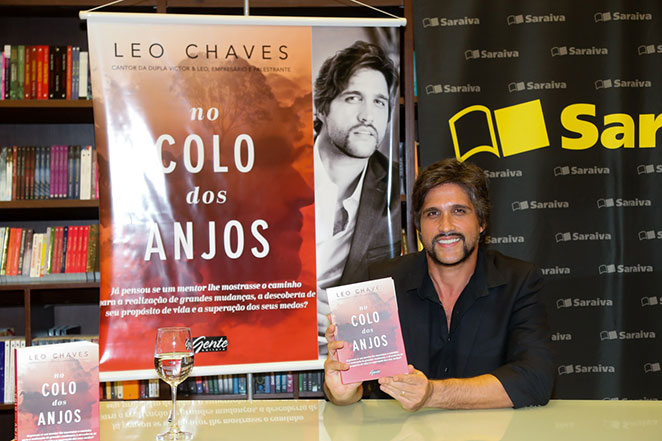 Na presença da mulher, Leo Chaves lança livro em São Paulo
