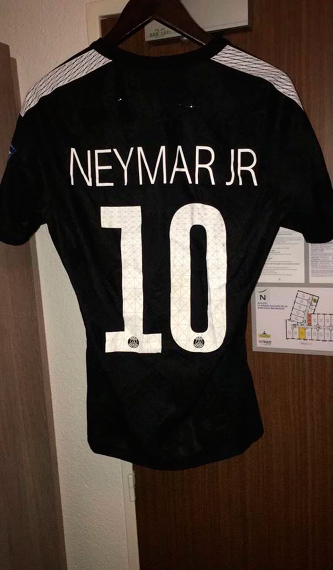 Neymar Jr. doa camisa para leilão que ajudará fundação