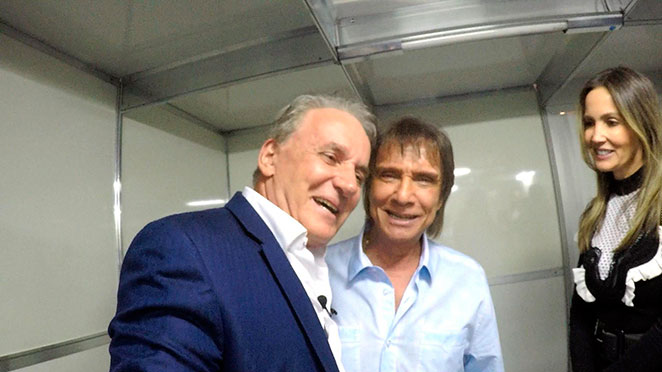 Otávio Mesquita curte show de Roberto Carlos e grava tudo