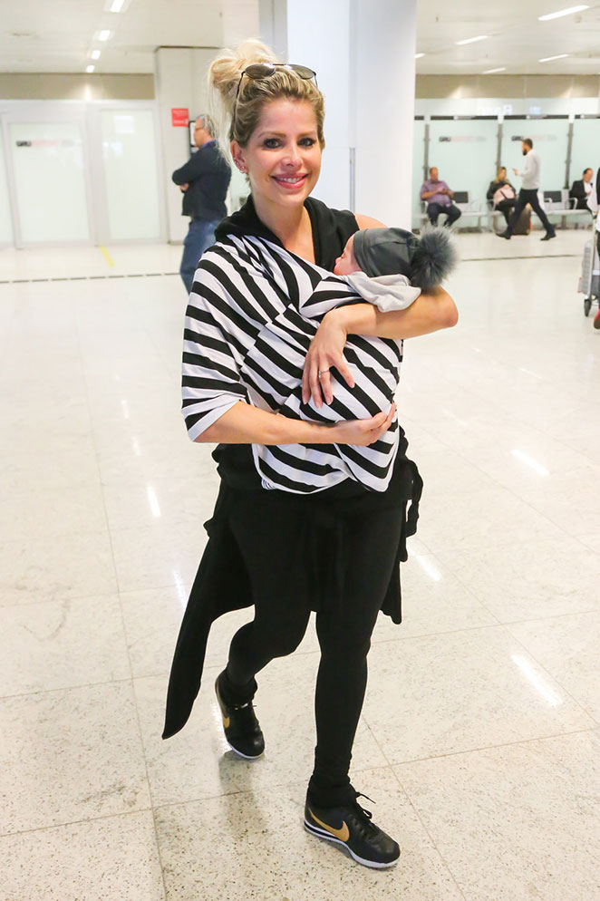 Realizada, Karina Bacchi desembarca no Brasil com o filho