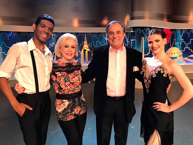 Ronnie Von recebe a bailarina Maria Pia Finócchio