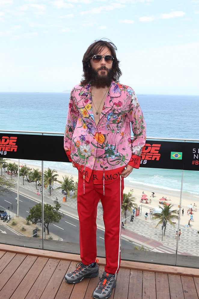 Segurando tigela de açaí, Jared Leto posa para ensaio