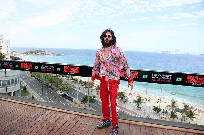 Segurando tigela de açaí, Jared Leto posa para ensaio