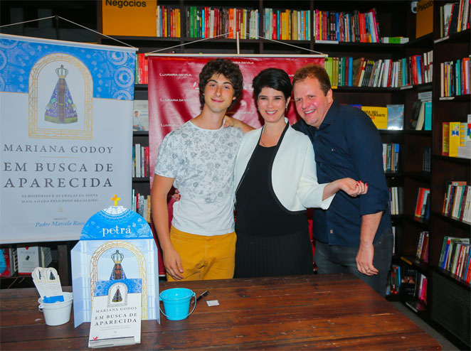 Mariana Godoy com o filho Heitor Godoy e o marido Dalcides Biscalquin