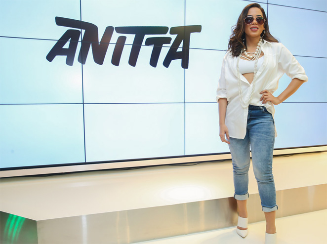 Anitta escolhe look comportado para coletiva de imprensa