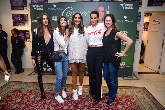 Solteira, Viviane Araújo curte show de Ivete Sangalo em SP