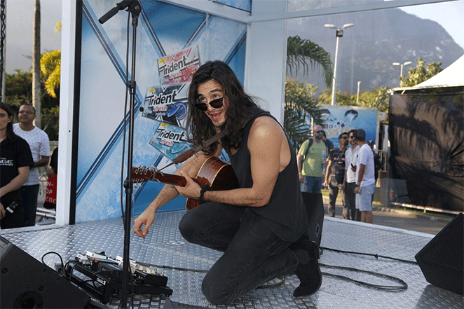 Tiago Iorc faz alegria dos fãs com show no Rio de Janeiro