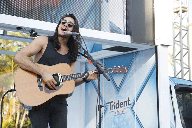 Tiago Iorc faz alegria dos fãs com show no Rio de Janeiro