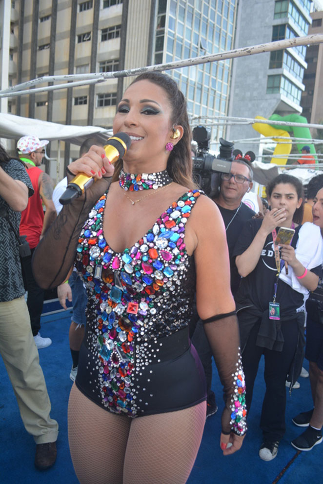 Valesca Popozuda e Karol Conka agitam Parada Gay em Recife