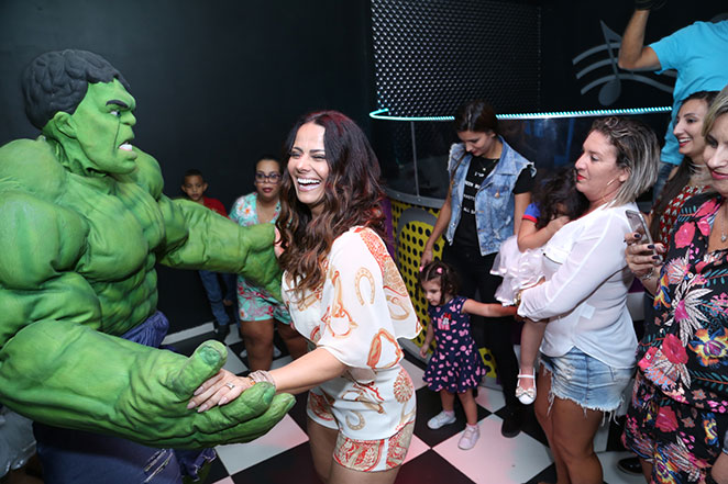 Viviane Araújo capricha no look para festa dos sobrinhos