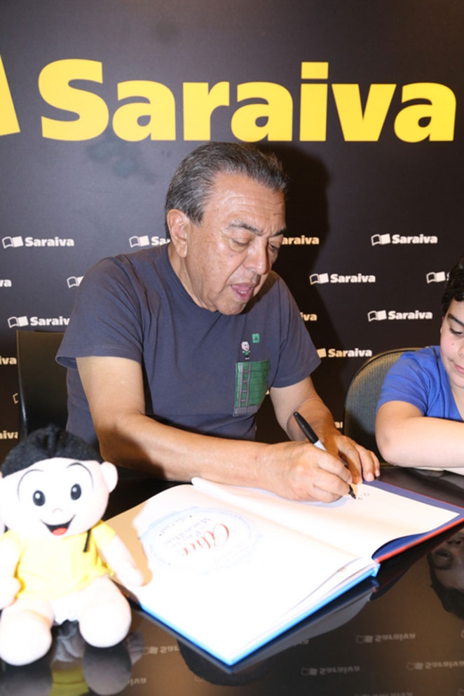 Walcyr Carrasco realiza sessão de autógrafos na Bienal