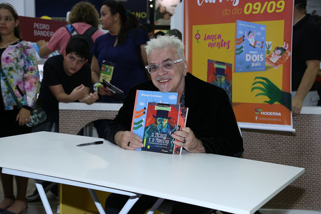 Walcyr Carrasco realiza sessão de autógrafos na Bienal