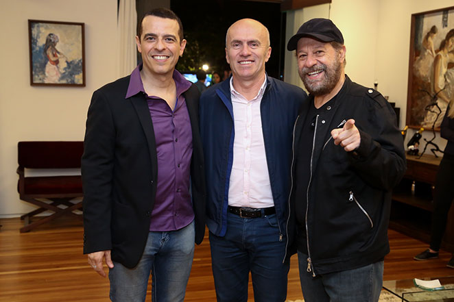 Zeca Pagodinho recebe amigos em lançamento de musical